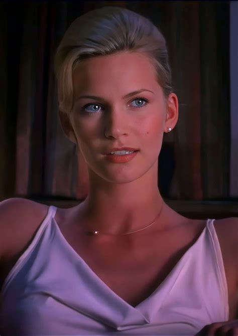 Natasha Henstridge in The Whole Nine Yards (2000)