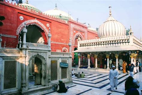 Hazrat Nizamuddin Auliya Dargah - Delhi - Connecting Traveller