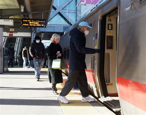 CT officials plan cuts to Metro-North's New Haven Line schedule