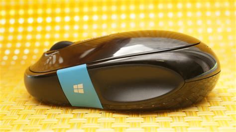 Microsoft Sculpt Comfort Mouse review: A dongle-free Windows mouse ...