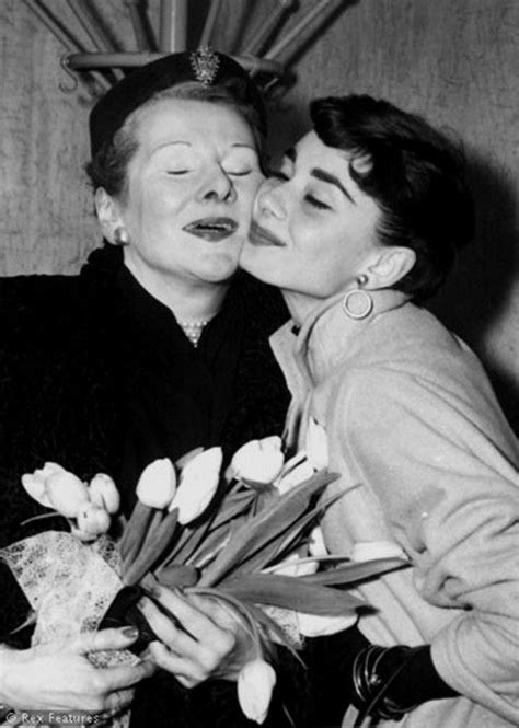 Audrey with her mother. | Attrici, Attori, Audrey hepburn