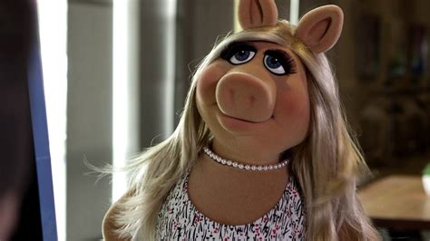 Miss Piggy Arrives to YouTube Space L.A. | The Muppets - YouTube