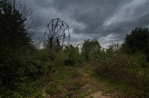 Eerie Images Of America's Abandoned Amusement Parks Will Haunt You