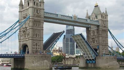 Tower Bridge London Opening and Closing - YouTube