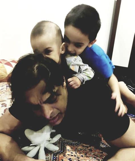 Shoaib Akhtar With His Adorable Sons - Pictures | Reviewit.pk