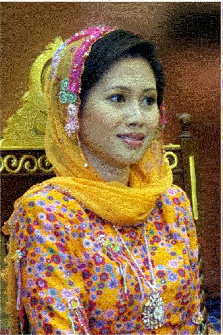 Princess Azrinaz, 2nd wife of King of Brunei | Royalty, Brunei, Royal ...