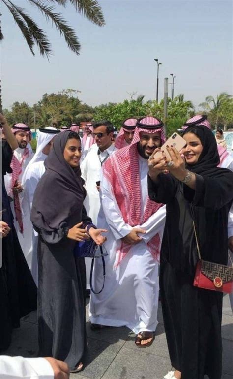 Prince Mohammed bin Salman taking a selfie with Saudi girls ...