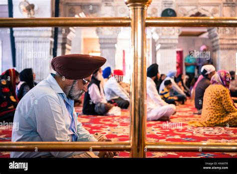 Sikh praying in gurdwara sisganj hi-res stock photography and images - Alamy