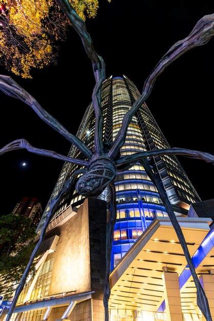 Premium Photo | Spider sculpture in the roppongi area of tokyo