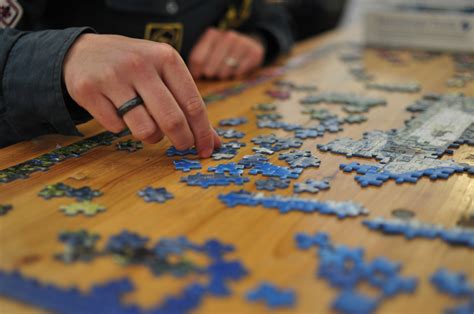 File:Jigsaw puzzle 01 by Scouten.jpg - Wikimedia Commons