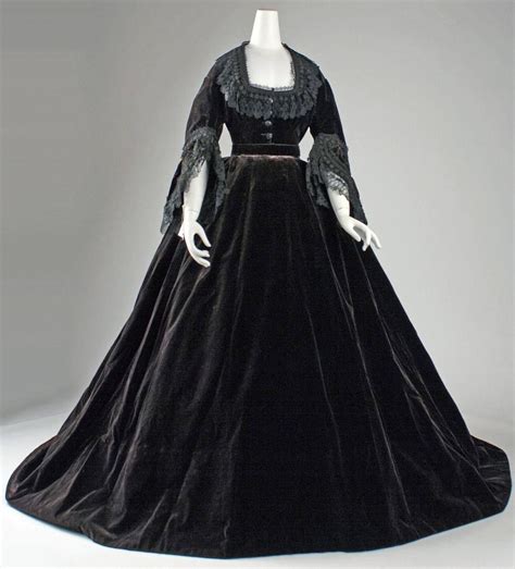 Gown circa 1861 Antique Dress, Antique Clothing, Historical Clothing, Old Dresses, Pretty ...