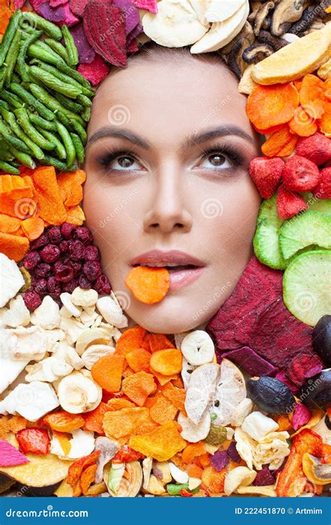 Femme Attrayante Visage Sur Des Fruits Et Légumes Biologiques Colorés éclats Arrière-plan ...
