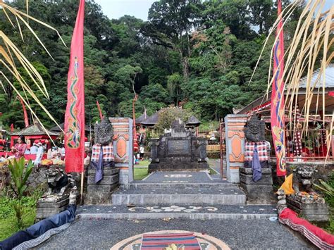 The Ceremonial at the Tamblingan Lake Temple Editorial Photography - Image of garden, temple ...