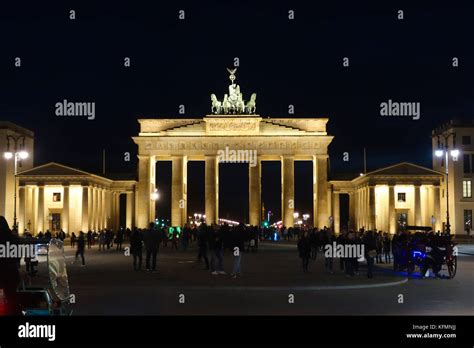 Brandenburg gate at night front view Stock Photo - Alamy