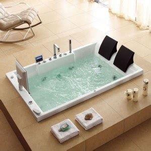 10 Amazing Bathtubs with Built-In TVs