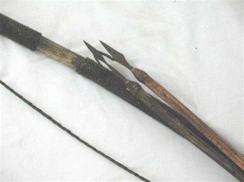 1299: ANTIQUE AFRICAN BOW & ARROWS