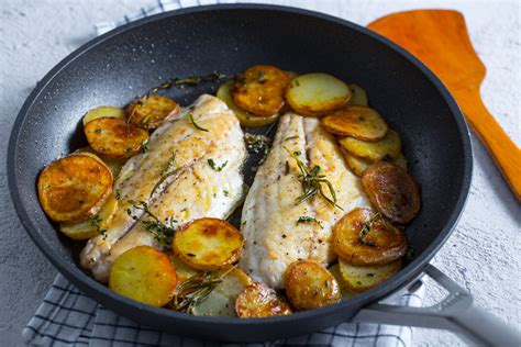 Pan-fried sea bream fillets and potatoes - Italian recipes by ...