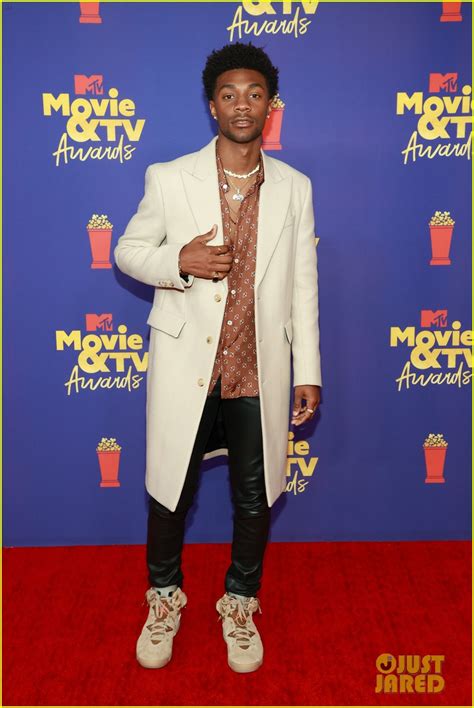 Full Sized Photo of outer banks cast mtv movie awards red carpet pics ...