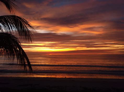 SINGGAH SEJENAK NUN JAUH DI DAMAK: PEMANDANGAN WAKTU SENJA DI TEPI PANTAI