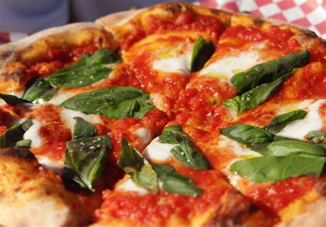 Traditional Neapolitan Pizza Margherita Recipe with Fresh Basil