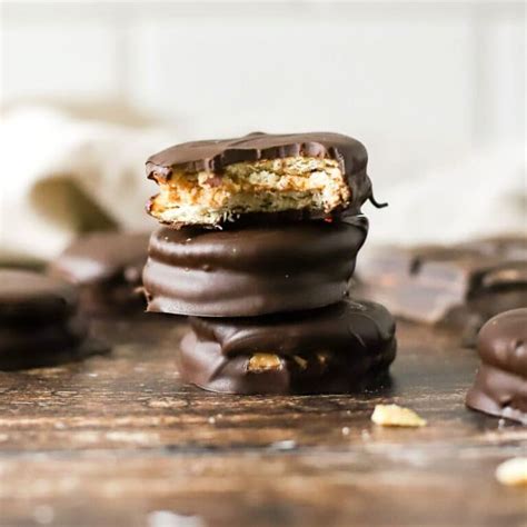 Chocolate Covered Ritz Crackers (Easy Recipe!) - Suburban Simplicity