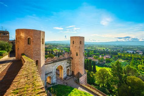 Spello (Italy), a day trip in this flowery village | TravelingItaly