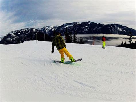 Newbie question - Boarders riding on their back foot : r/snowboarding