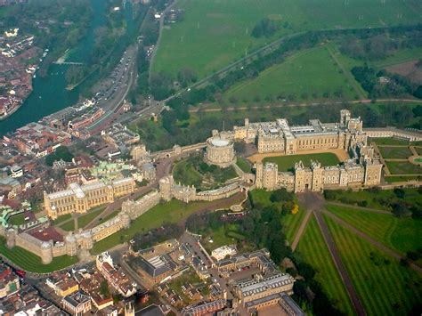 Fichier:Windsor Castle from the air.jpg — Wikipédia