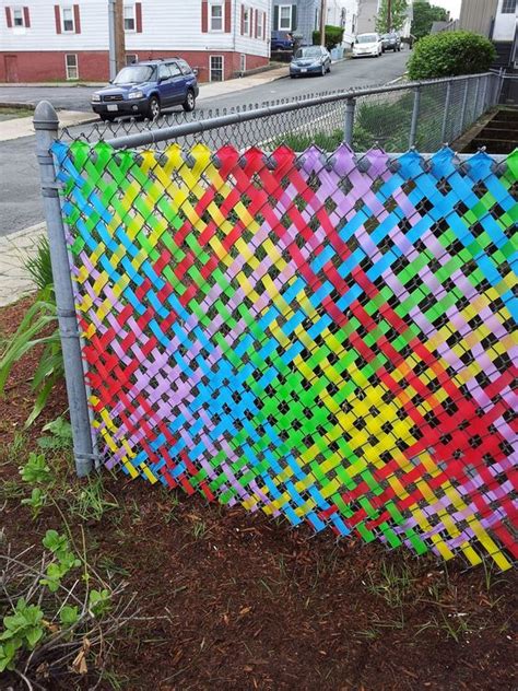 Chainlink Fences Ideas: 25+ Unique DIY Ideas to Decorate Your Backyard