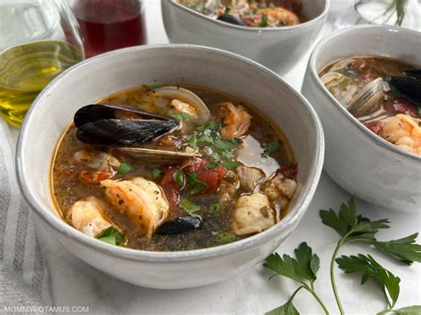 Easy Cioppino Recipe (Seafood Stew)