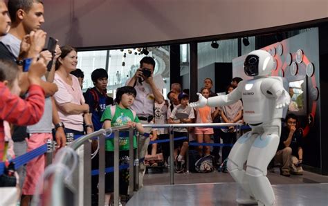 Asimo: Robot museum guide fluffs his lines on day one in Tokyo | Metro News