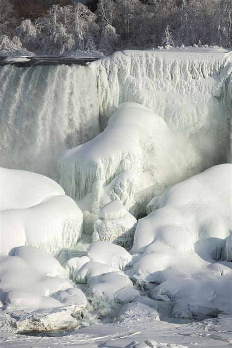 Niagara Falls beautiful frozen winter wonderland - CBS News