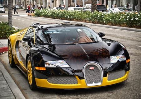 The Bugatti Veyron 16.4 Sport strange colors:Cars Go