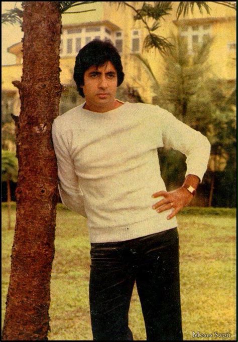 Super Star Amitabh Bachchan Posing Outside At The Peak - Amitabh Bachchan Young Full (#1573844 ...