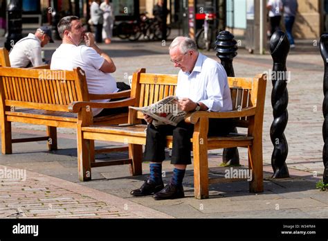 Dundee, Tayside, Scotland, UK. 12th July, 2019. UK weather: An elderly ...