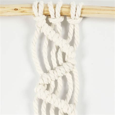 How to tie diagonal double half hitch macramé knots