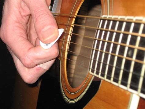 Guitar Strumming Lessons - How To Improve Your Guitar Strum Techniques By Using The Right Pick Angle