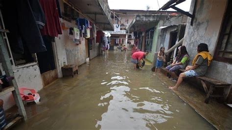 3 killed, over 62,000 evacuated as floods hit Thailand