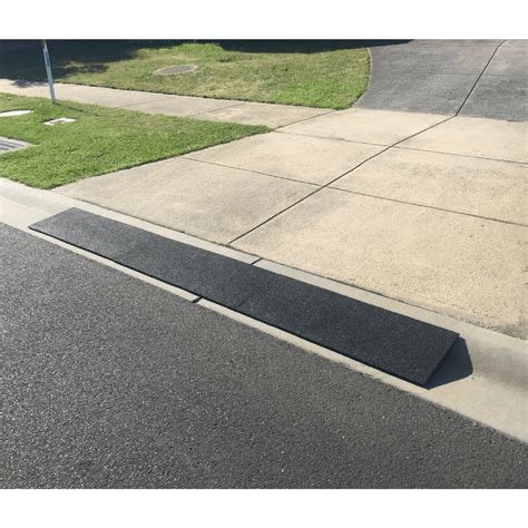 Heeve Driveway Rec. Rubber Kerb Ramp 1m Sections for Rolled-Edge Kerb ...