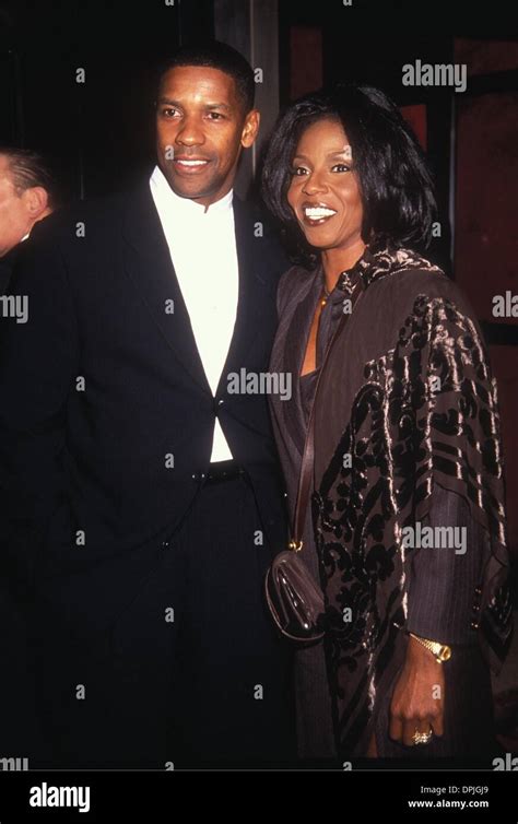 Mar. 10, 2006 - PAULETTE WASHINGTON WITH DENZEL WASHINGTON.PREMIERE OF ...