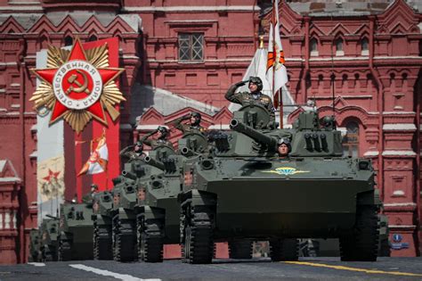 Russia Live Parade - Leo West Kabar