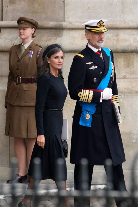 La reina Letizia con tocado de una firma sevillana en el funeral de la ...