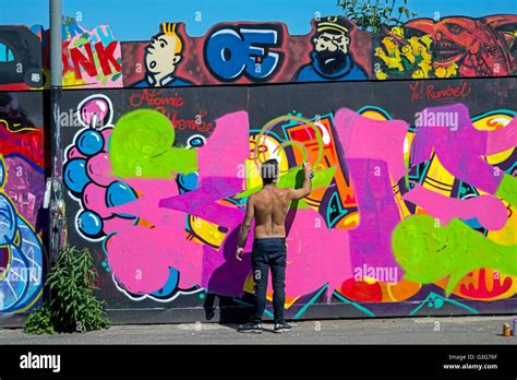 Artista de graffiti trabajando en la nueva calle legal en placas de Edimburgo Fotografía de ...