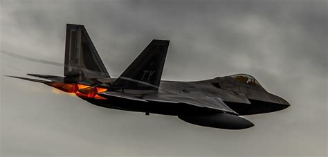 Rear view of an F22 Raptor [2048 x 982] : r/MachinePorn