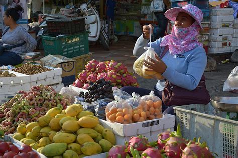 Exploring Phnom Penh Markets - Cambodia Begins at 40