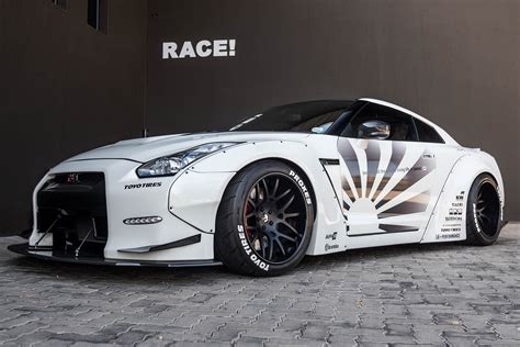 Liberty Walk Nissan GT-R by RACE - Daily Tuning