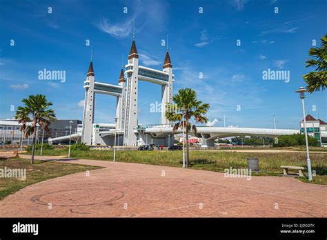 The view of Terengganu Drawbridge as seen from Muara Utara Promenade ...