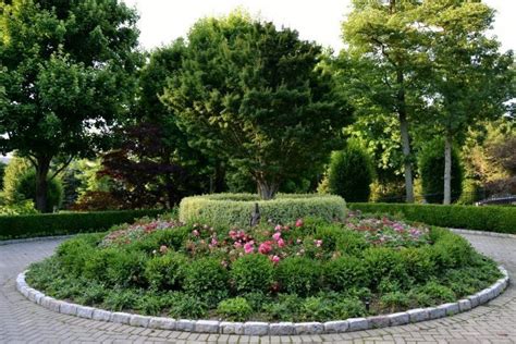 Circular Driveway Landscape Design for Your Home