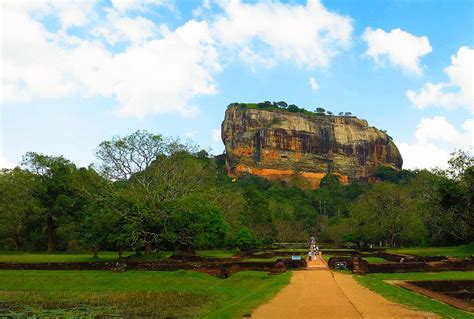 What to Wear in Sri Lanka: Temples, Towns, and Beaches