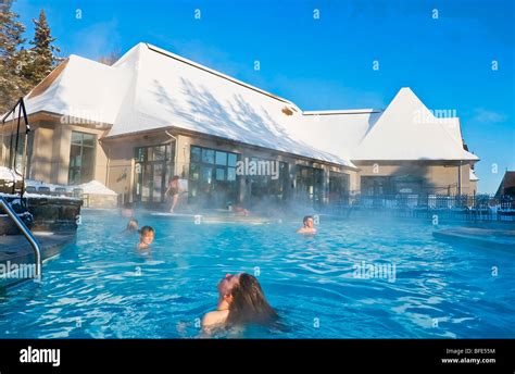 Menschen Baden in einen beheizten Swimming Pool im Winter am Fairmont Hotel Manoir Richelieu, La ...